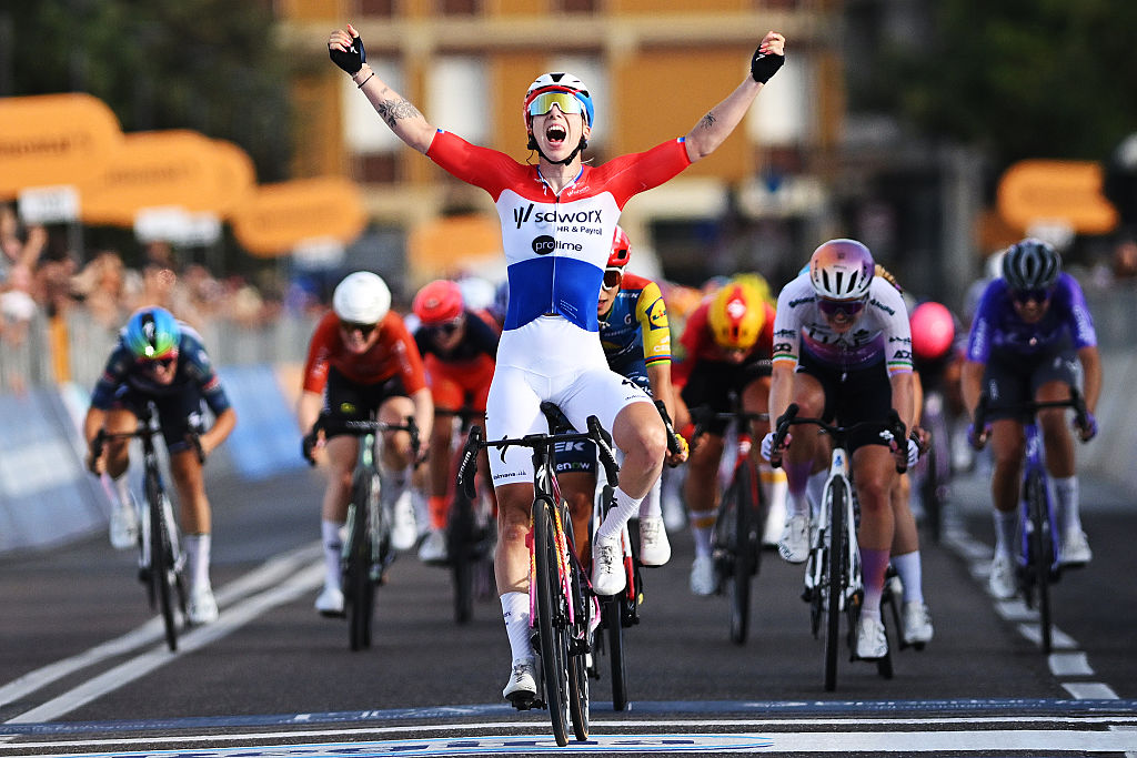 Lorena Wiebes celebra en meta como ganadora de etapa durante el 37° Giro d'Italia Femenino 2026
