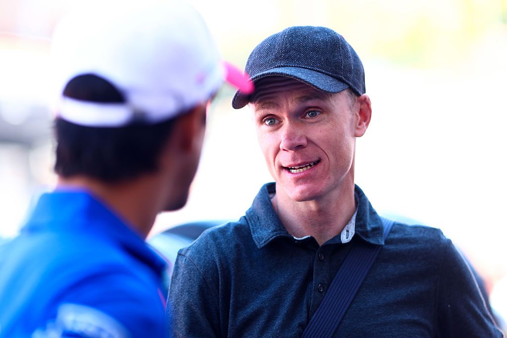 MONTE-CARLO, MÓNACO - 1 DE MAYO: Lucas di Grassi de Brasil y Lola Yamaha ABT Formula E Team conversan con Chris Froome, OBE y el ciclista profesional británico durante los avances previos al E-Prix de Mónaco en el Circuito de Mónaco el 1 de mayo de 2025 en Montecarlo, Mónaco. (Foto de Joe Portlock/LAT Images)