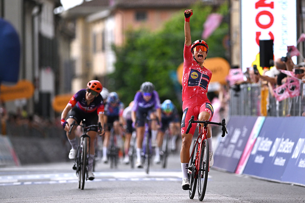 Elisa Balsamo de Italia y el equipo Lidl - Trek - Red Sprint Jersey celebran en la línea de meta como ganadoras de etapa durante el 37º Giro d'Italia Femenino 2026, Etapa 6 