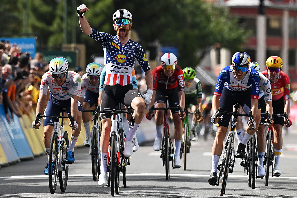 MONTROND-LES-BAINS, FRANCIA - 10 DE JUNIO: Quinn Simmons de Estados Unidos y el equipo Lidl - Trek celebra en la línea de meta como ganador de la etapa por delante de (LR) Matteo Vercher de Francia y el equipo TotalEnergies y Finn Fisher-Black de Nueva Zelanda y el equipo Red Bull - BORA - hansgrohe durante el 78.o Tour Auvergne-Rhone-Alpes 2026, etapa 4, una etapa de 167,4 km desde Le Puy-en-Velay a Montrond-les-Bains / #UCIWT / el 10 de junio de 2026 en Montrond-les-Bains, Francia. (Foto de Dario Belingheri/Getty Images)