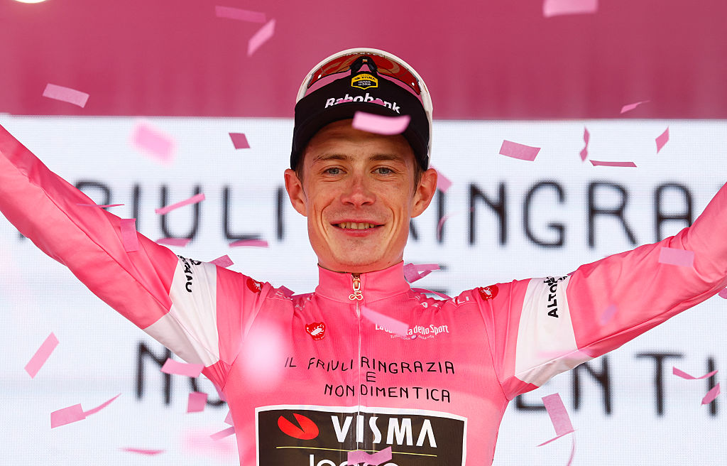 El ciclista danés del equipo Visma Lease a Bike, Jonas Vingegaard, celebra en el podio con el maillot rosa de líder general después de la vigésima etapa del Giro d'Italia 2026 - carrera ciclista Vuelta a Italia entre Gemona del Friuli y Piancavallo, Italia, el 30 de mayo de 2026. (Foto de Luca Bettini / AFP)