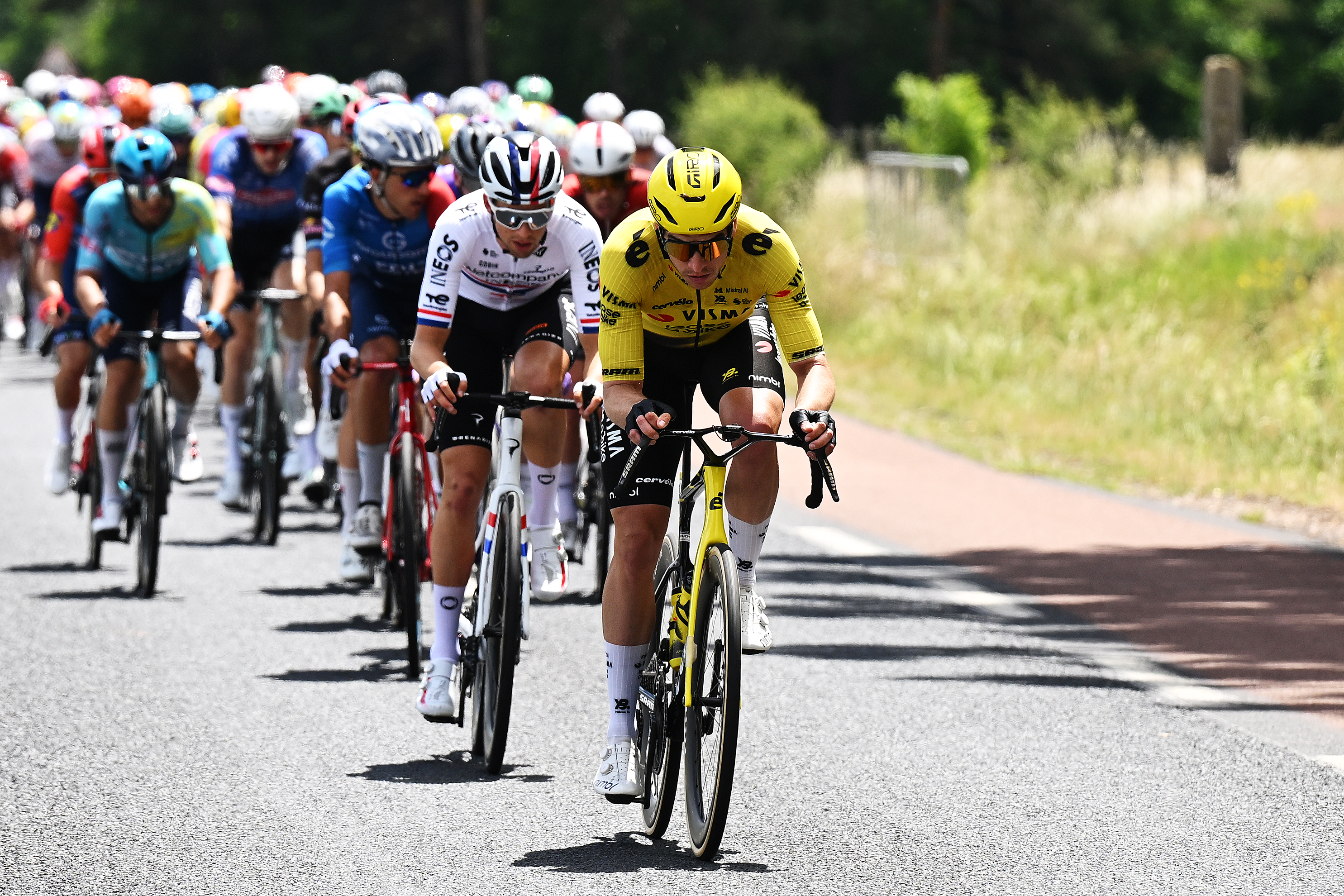 MONTROND-LES-BAINS, FRANCIA - 10 DE JUNIO: Edoardo Affini de Italia y Team Visma | Lease a Bike compite durante el 78.º Tour Auvergne-Rhone-Alpes 2026, Etapa 4, una etapa de 167,4 km desde Le Puy-en-Velay hasta Montrond-les-Bains / #UCIWT / el 10 de junio de 2026 en Montrond-les-Bains, Francia. (Foto de Dario Belingheri/Getty Images)