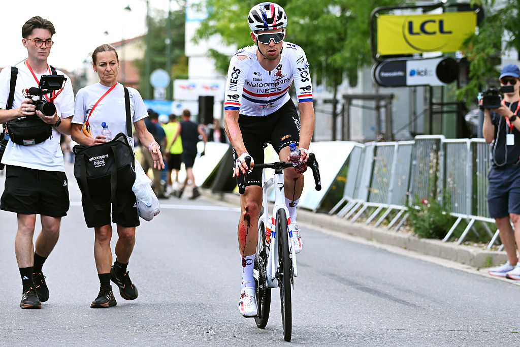 MONTROND-LES-BAINS, FRANCIA - 10 DE JUNIO: (NOTA DEL EDITOR: La imagen contiene contenido gráfico.) Samuel Watson de Gran Bretaña y el equipo ciclista Netcompany INEOS lesionados después del 78º Tour Auvergne-Rhone-Alpes 2026, etapa 4, una etapa de 167,4 km desde Le Puy-en-Velay a Montrond-les-Bains / #UCIWT / el 10 de junio. 2026 en Montrond-les-Bains, Francia. (Foto de Dario Belingheri/Getty Images)