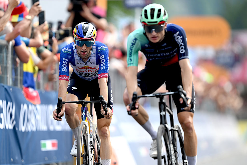 Jai Hindley de Australia y el equipo Red Bull - BORA - hansgrohe cruza la línea de meta ganador del tercer lugar durante la etapa 20 del Giro de Italia