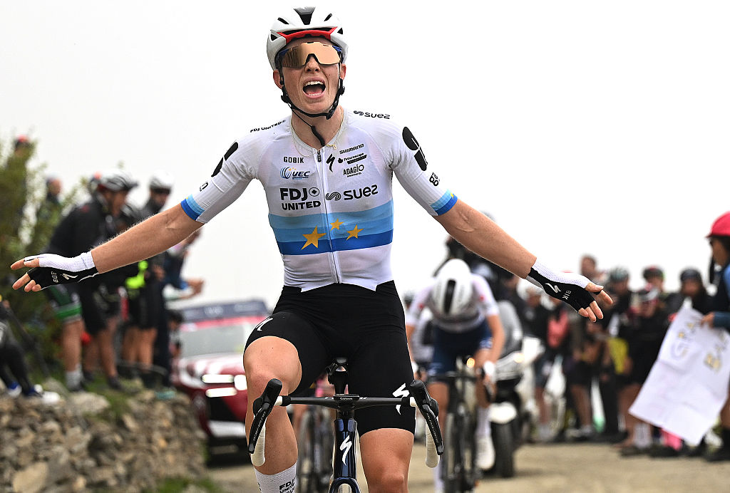 SESTRIERE, ITALIA - 6 DE JUNIO: Demi Vollering de Holanda y el equipo FDJ United - SUEZ celebra en la línea de meta como ganador de etapa durante el 37º Giro d'Italia Mujeres 2026, Etapa 8, una etapa de 106 km desde Rivoli a Sestriere 2034m / #UCIWWT / el 6 de junio de 2026 en Sestriere, Italia. (Foto de Luc Claessen/Getty Images)