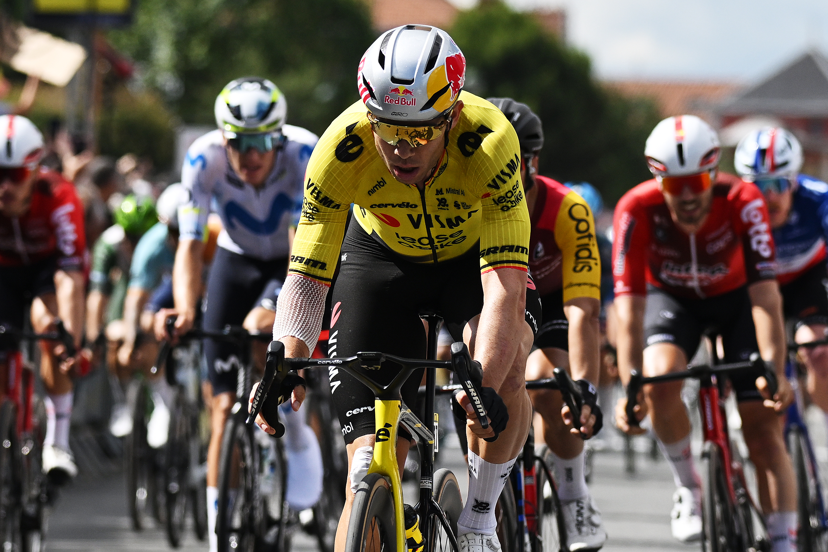 MONTROND-LES-BAINS, FRANCIA - 10 DE JUNIO: Wout van Aert de Bélgica y Team Visma | Lease a Bike cruza la línea de meta durante el 78.º Tour Auvergne-Rhone-Alpes 2026, Etapa 4, una etapa de 167,4 km desde Le Puy-en-Velay a Montrond-les-Bains / #UCIWT / el 10 de junio de 2026 en Montrond-les-Bains, Francia. (Foto de Dario Belingheri/Getty Images)