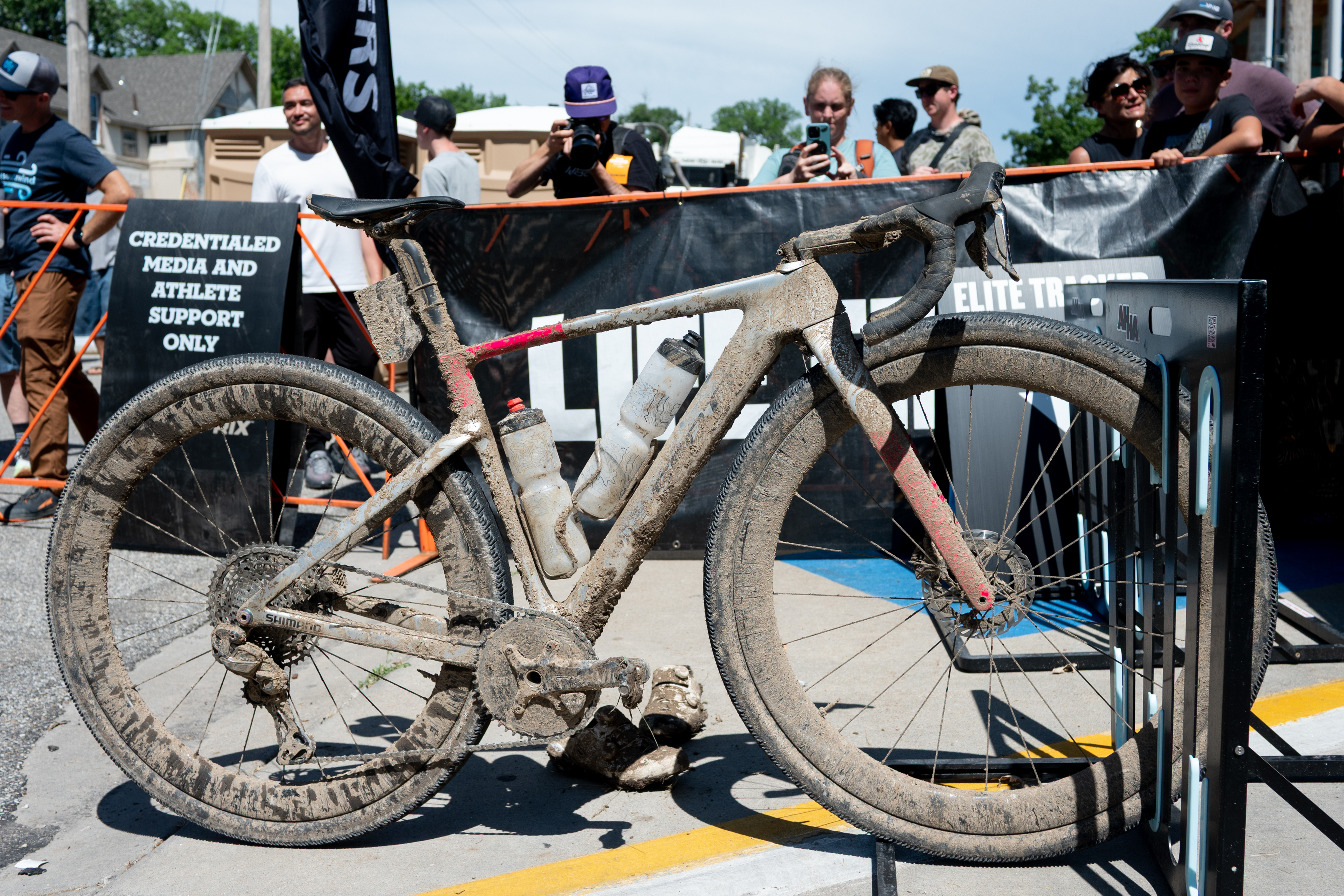 Fotos de las motos desde la meta de Unbound Gravel 2026