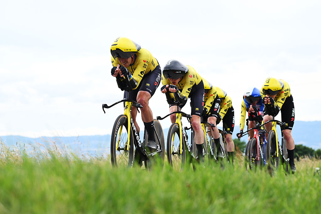 PERREUX, FRANCIA - 9 DE JUNIO: (LR) Edoardo Affini de Italia, Matteo Jorgenson de Estados Unidos y Team Visma | Lease a Bike compite durante el 78.º Tour Auvernia-Ródano-Alpes 2026, Etapa 3, una etapa contrarreloj por equipos de 28,4 km de Perreux a Perreux / #UCIWT / el 9 de junio de 2026 en Perreux, Francia. (Foto de Dario Belingheri/Getty Images)