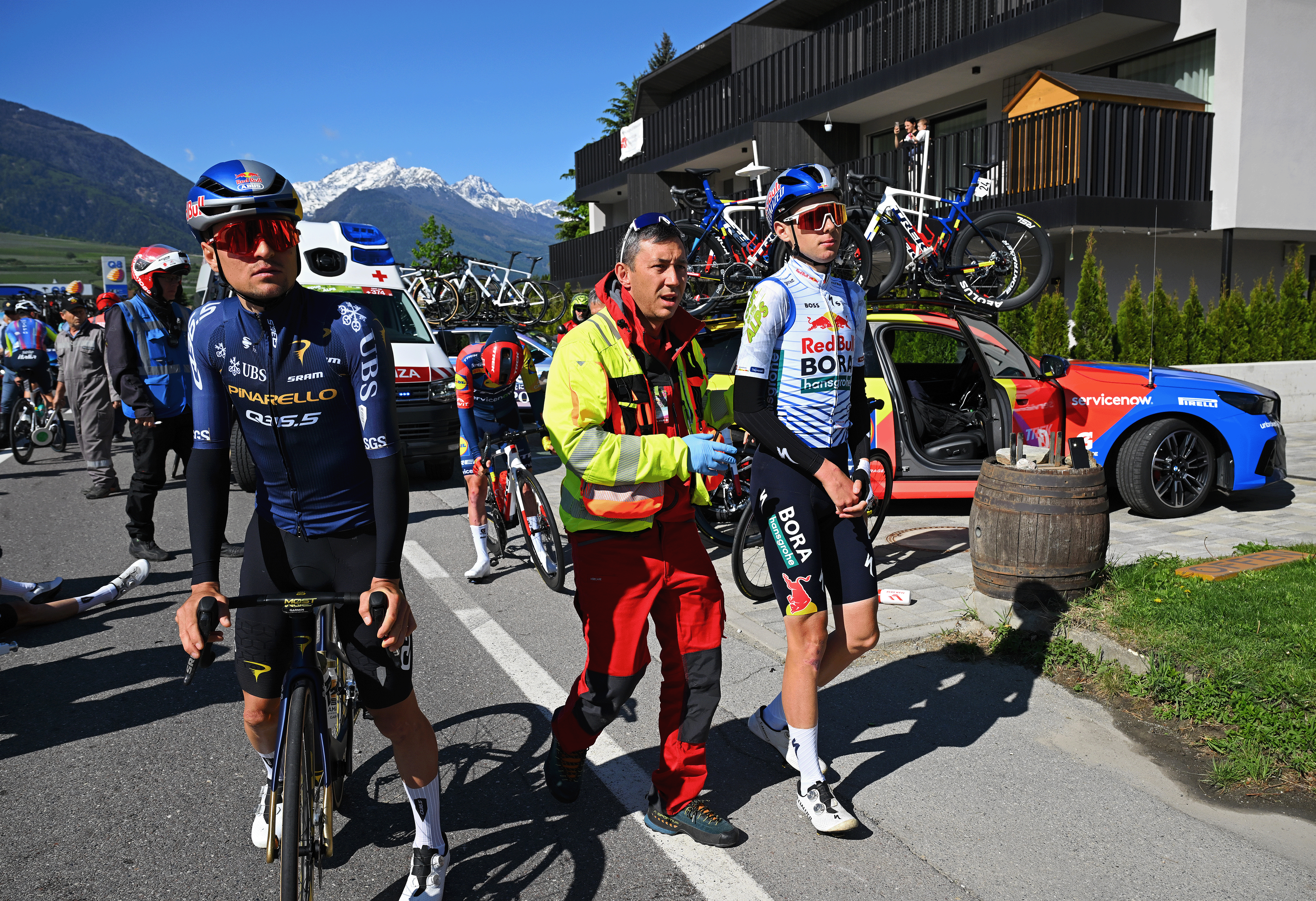   Thomas Pidcock (Pinarello Q36.5 Pro Cycling) y Lorenzo Finn (Red Bull - BORA - hansgrohe) lesionados tras verse implicados en una caída durante el 48º Tour de los Alpes 2026, Etapa 3 