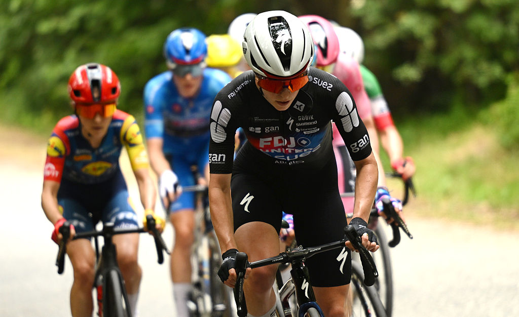 SALUZZO, ITALIA - 7 DE JUNIO: Lauren Dickson de Gran Bretaña y el equipo FDJ United - SUEZ lideran durante el 37º Giro d'Italia Women 2026 - Etapa 9 una etapa de 145 km de Saluzzo a Saluzzo / #UCIWWT / el 7 de junio de 2026 en Saluzzo, Italia. (Foto de Luc Claessen/Getty Images)