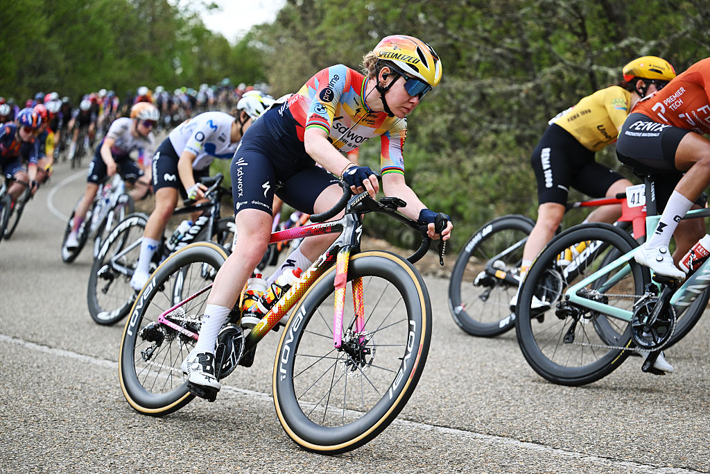 ASTORGA, ESPAÑA - 7 DE MAYO: Anna van der Breggen de Holanda y el equipo SD Worx - Protime compite durante la 12ª La Vuelta Femenina 2026, Etapa 5, una etapa de 119,6 km desde León a Astorga / #UCIWWT / el 7 de mayo de 2026 en Astorga, España. (Foto de Szymon Gruchalski/Getty Images)