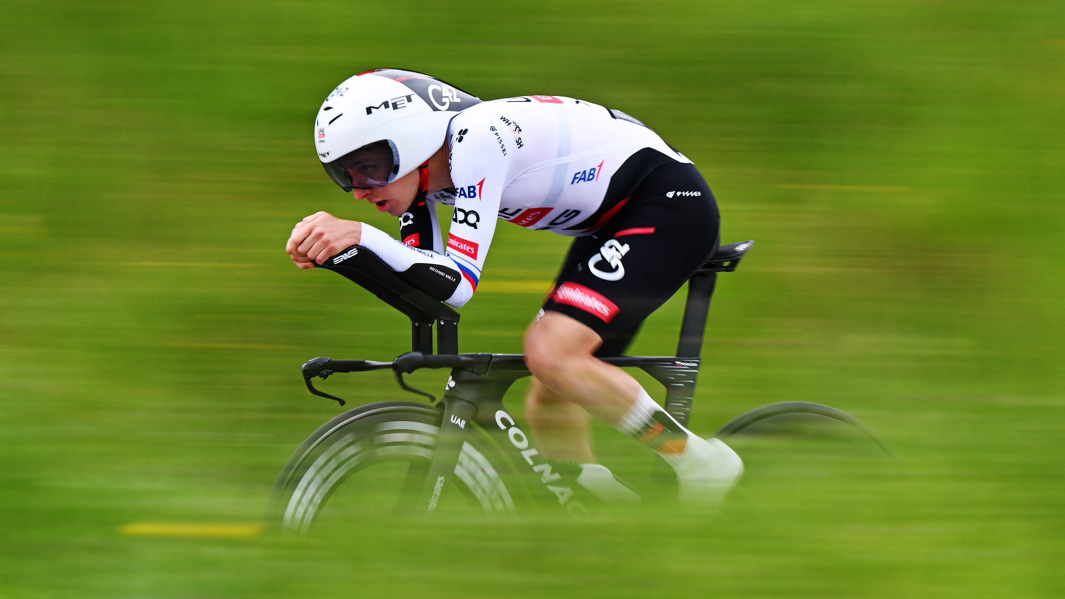 Tadej Pogacar de Eslovenia y el UAE Team Emirates - XRG compiten durante el 79.º Tour de Romandía 2026