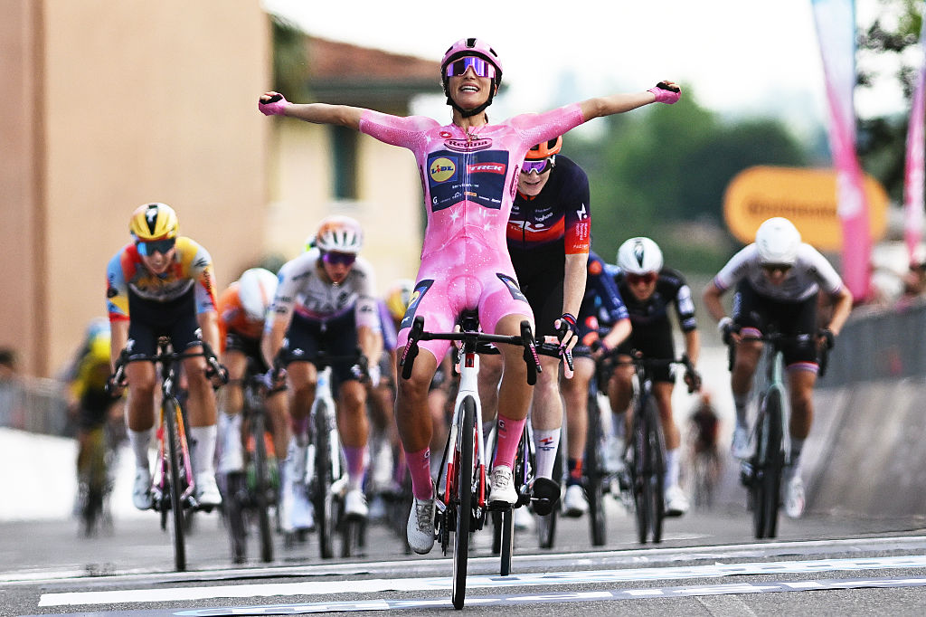 BUJA, ITALIA - 1 DE JUNIO: Elisa Balsamo de Italia y el equipo Lidl - Trek - Pink Leader Jersey celebra en la línea de meta como ganadora de etapa durante el 37º Giro d'Italia Women 2026, Etapa 3, una etapa de 156 km desde Bibione a Buja / #UCIWWT / el 1 de junio de 2026 en Buja, Italia. (Foto de Luc Claessen/Getty Images)