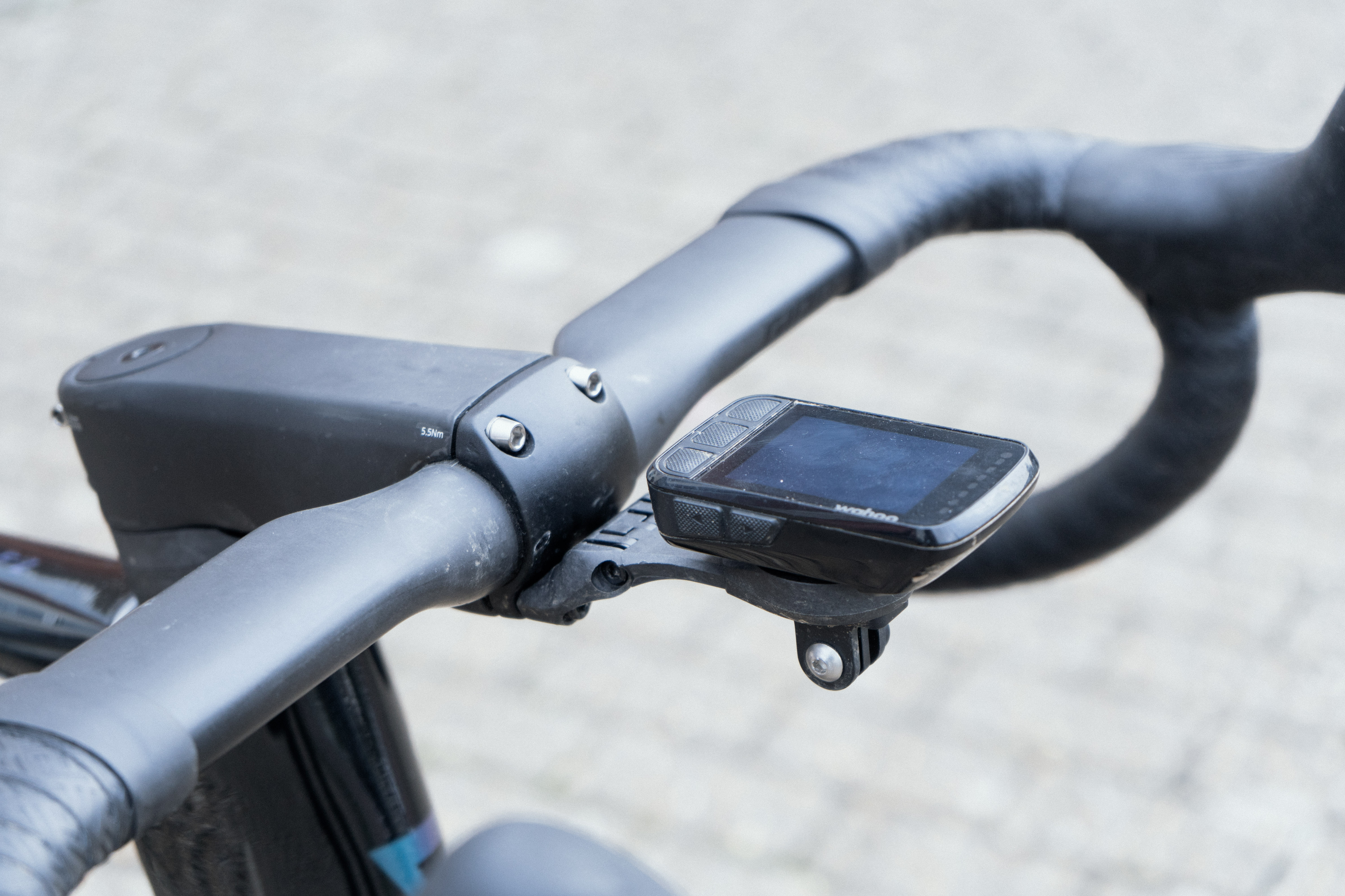 Un primer plano de una computadora para bicicleta wahoo montada en un manillar