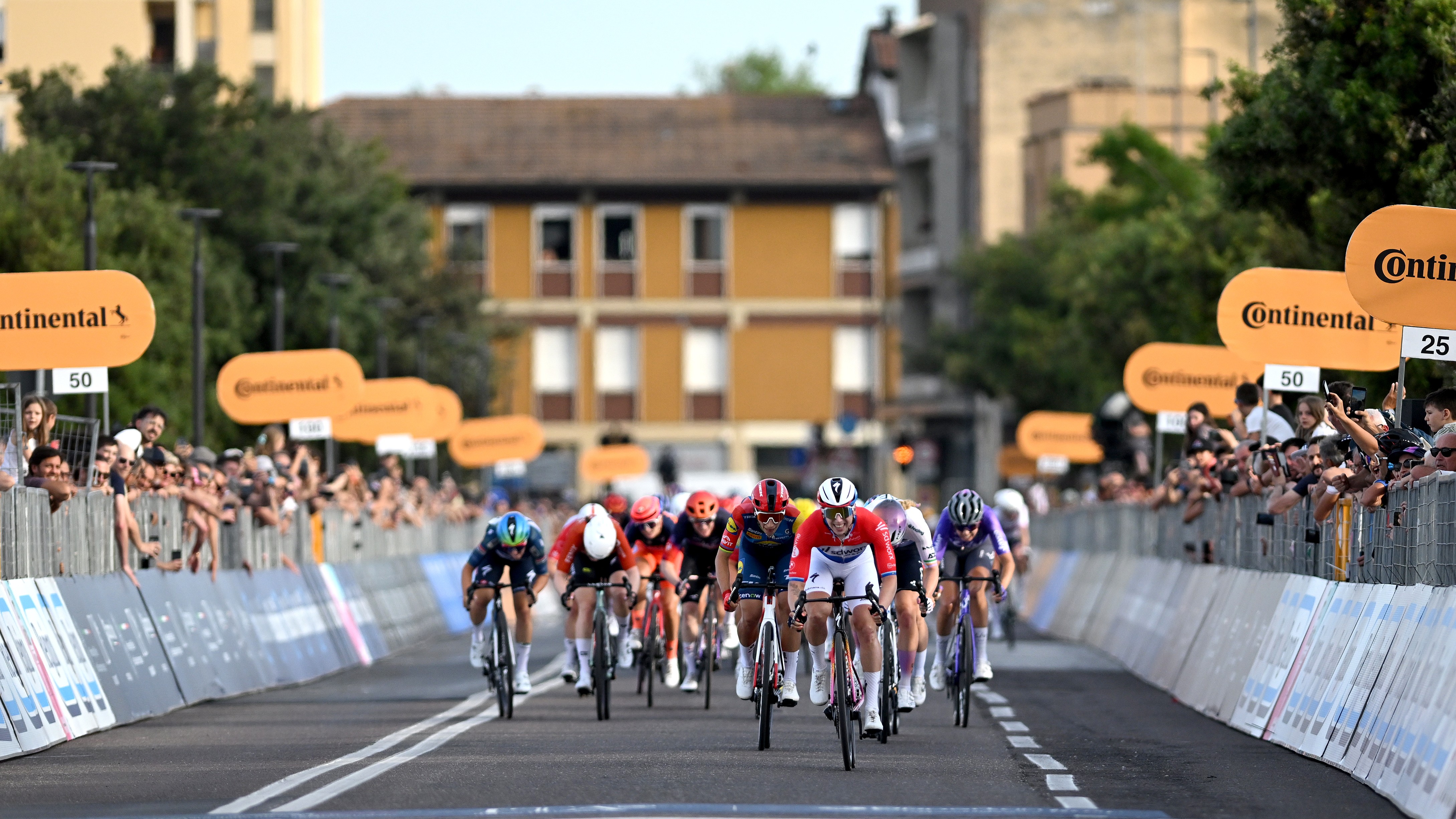 Lorena Wiebes del equipo SD Worx - Protime, Elisa Balsamo de Italia y el equipo Lidl - Trek, Lara Gillespie de Irlanda y el equipo ADQ de los EAU corren en la línea de meta durante el 37º Giro de Italia Femenino 2026