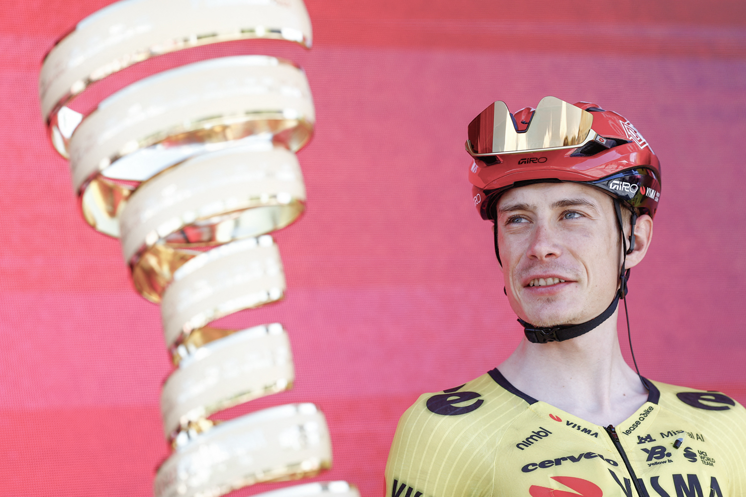 El ciclista danés del equipo Visma Lease a Bike, Jonas Vingegaard, observa durante la presentación de los equipos antes de la tercera etapa del Giro d'Italia 2026 - carrera ciclista Vuelta a Italia entre Plovdiv y Sofía, Bulgaria, el 10 de mayo de 2026. (Foto de Luca Bettini / AFP a través de Getty Images)