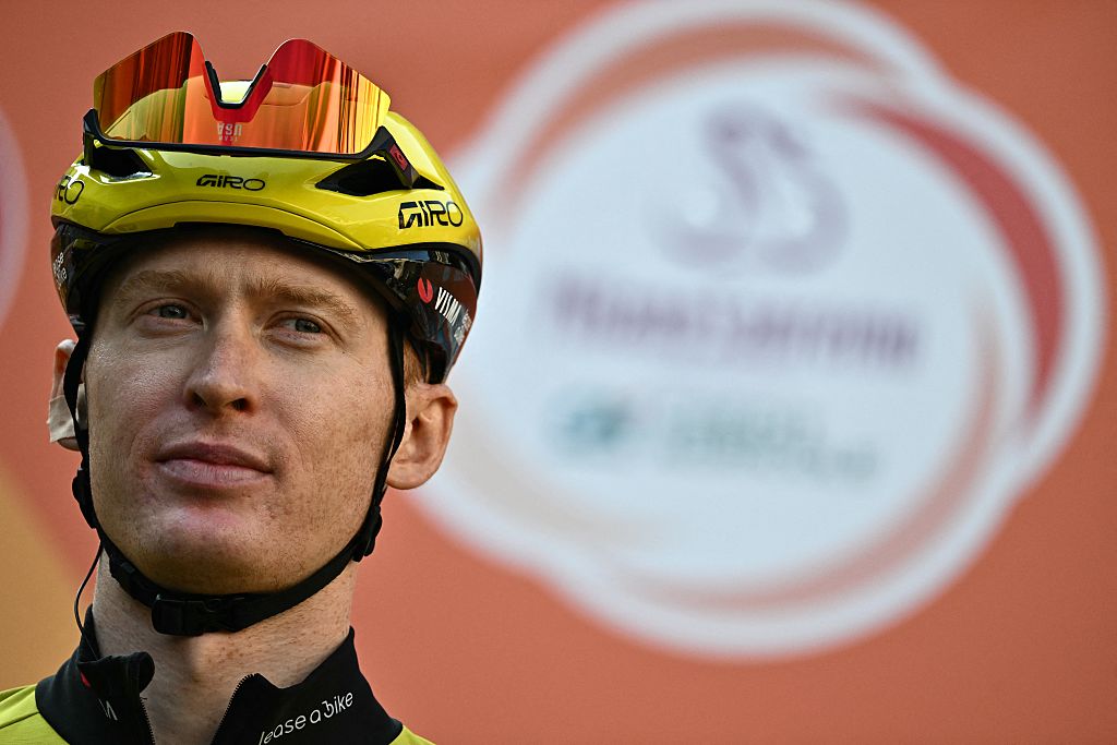 El ciclista estadounidense del equipo Visma-Lease a Bike, Matteo Jorgenson, aparece en la foto antes de la carrera ciclista clásica de un día Milán - San Remo, en Pavía, el 21 de marzo de 2026. (Foto de Marco BERTORELLO / AFP)