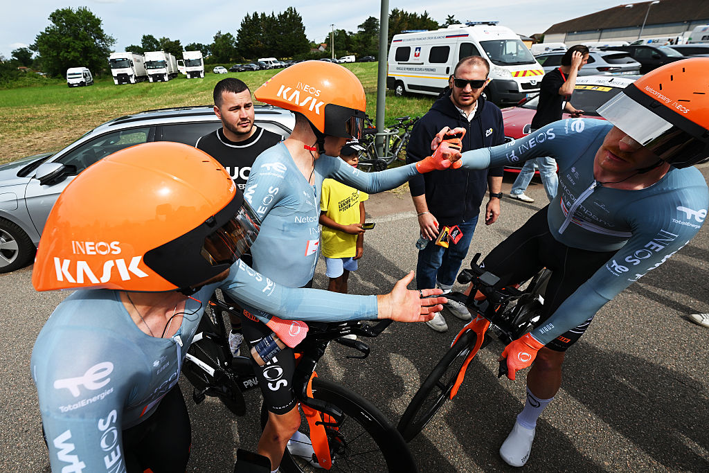 PERREUX, FRANCIA - 9 DE JUNIO: Los ganadores del segundo lugar, Kevin Vauquelin de Francia, Carlos Rodríguez de España y Dorian Godon de Francia y el equipo ciclista Netcompany INEOS reaccionan después del 78.o Tour Auvergne-Rhone-Alpes 2026, Etapa 3, una etapa de contrarreloj por equipos de 28,4 km de Perreux a Perreux / #UCIWT / el 9 de junio de 2026 en Perreux. Francia. (Foto de Dario Belingheri/Getty Images)