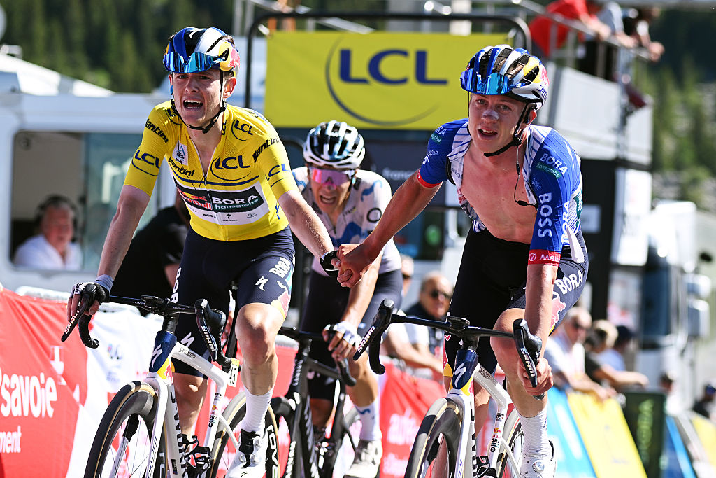 BRISON, FRANCIA - 14 DE JUNIO: (LR) Luke Tuckwell de Australia, pierde la camiseta amarilla de líder y Maxim Van Gils de Bélgica y el equipo Red Bull - BORA - hansgrohe cruzan la línea de meta durante el 78.º Tour Auvergne-Rhone-Alpes 2026, etapa 8, una etapa de 120,1 km desde Beaufort hasta Plateau de Solaison - Brison 1497m / #UCIWT / en junio 14 de septiembre de 2026 en Brison, Francia. (Foto de Dario Belingheri/Getty Images)