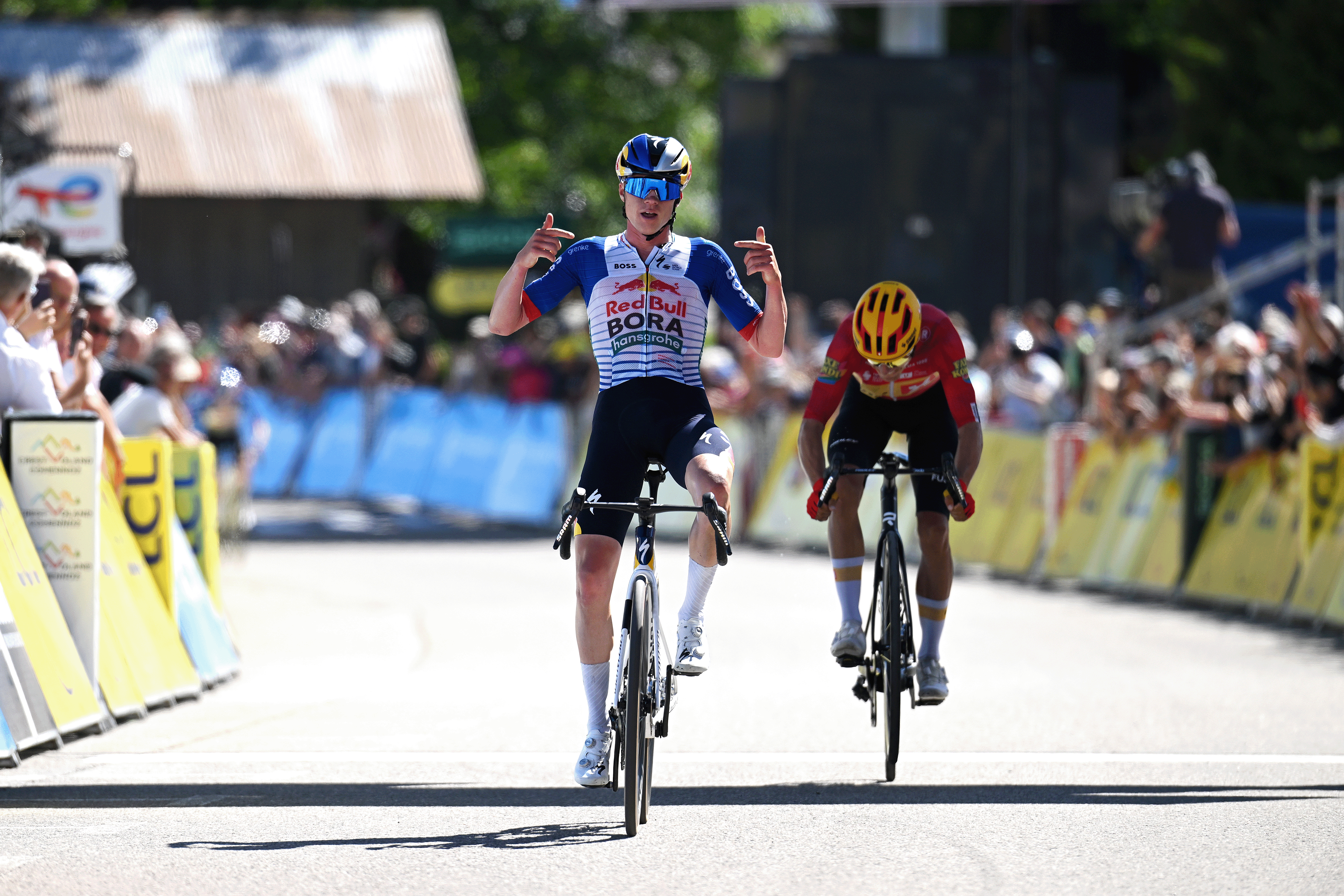 CREST-VOLAND, FRANCIA - 12 DE JUNIO: (LR) Maxim Van Gils de Bélgica y el equipo Red Bull - BORA - hansgrohe celebra en la línea de meta como ganador de etapa por delante de Tobias Halland Johannessen de Noruega y el equipo Uno-X Mobility durante el 78.o Tour Auvergne-Rhone-Alpes 2026, etapa 6, una etapa de 182,3 km desde Saint-Vulbas hasta Crest-Voland 1211m / #UCIWT/ el 12 de junio de 2026 en Crest-Voland, Francia. (Foto de Dario Belingheri/Getty Images)