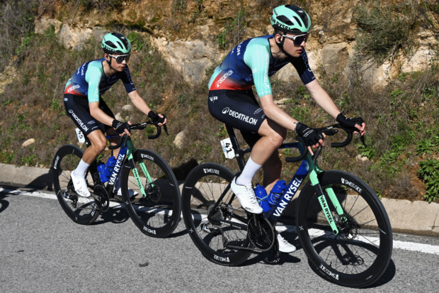 Paul Seixas pierde al compañero de escalada Matthew Riccitello en la etapa 1 del Dauphiné
