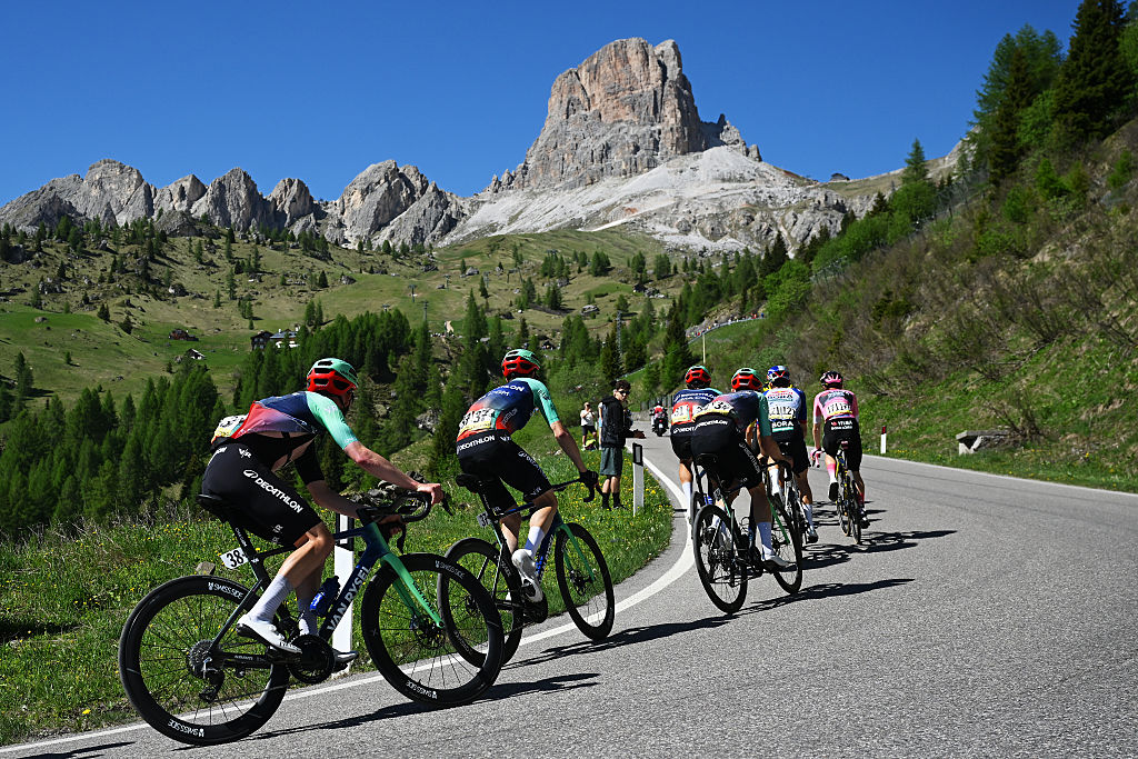 Etapa 19 del Giro de Italia: los corredores se dirigen hacia las altas montañas