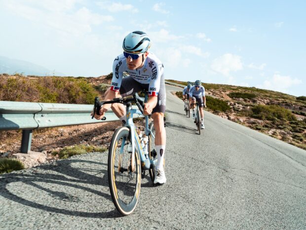 Pinarello-Q36.5 lanza un kit de edición limitada para el Tour de Francia mientras el líder del equipo Tom Pidcock regresa a la carrera