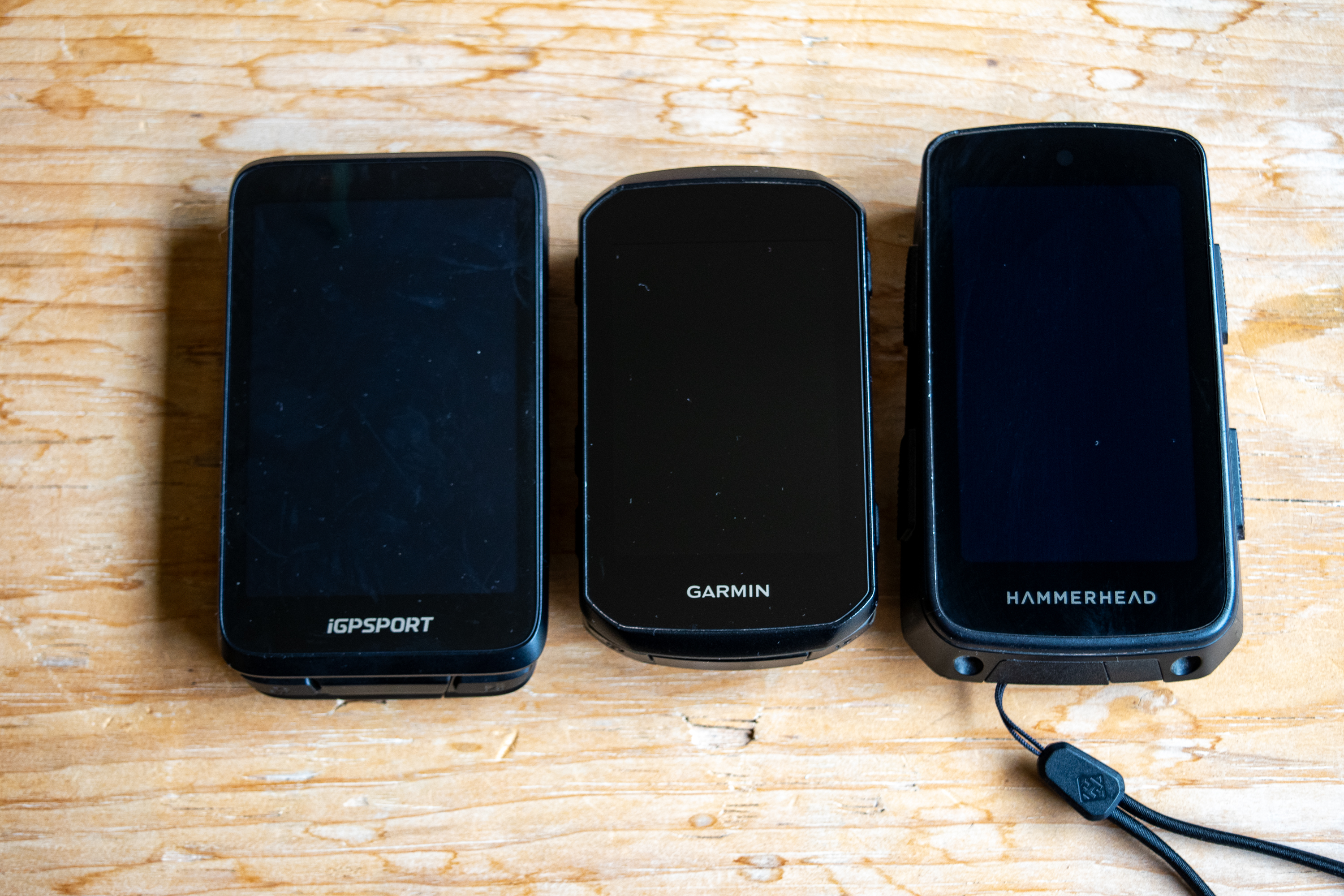 Un ordenador Garmin Edge 550 sobre una mesa de madera