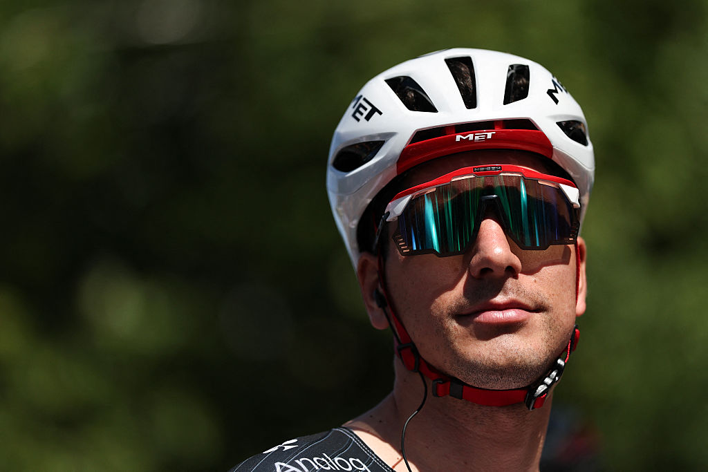 Joao Almeida espera el inicio de la 2ª etapa del Tour Auvernia-Ródano-Alpes