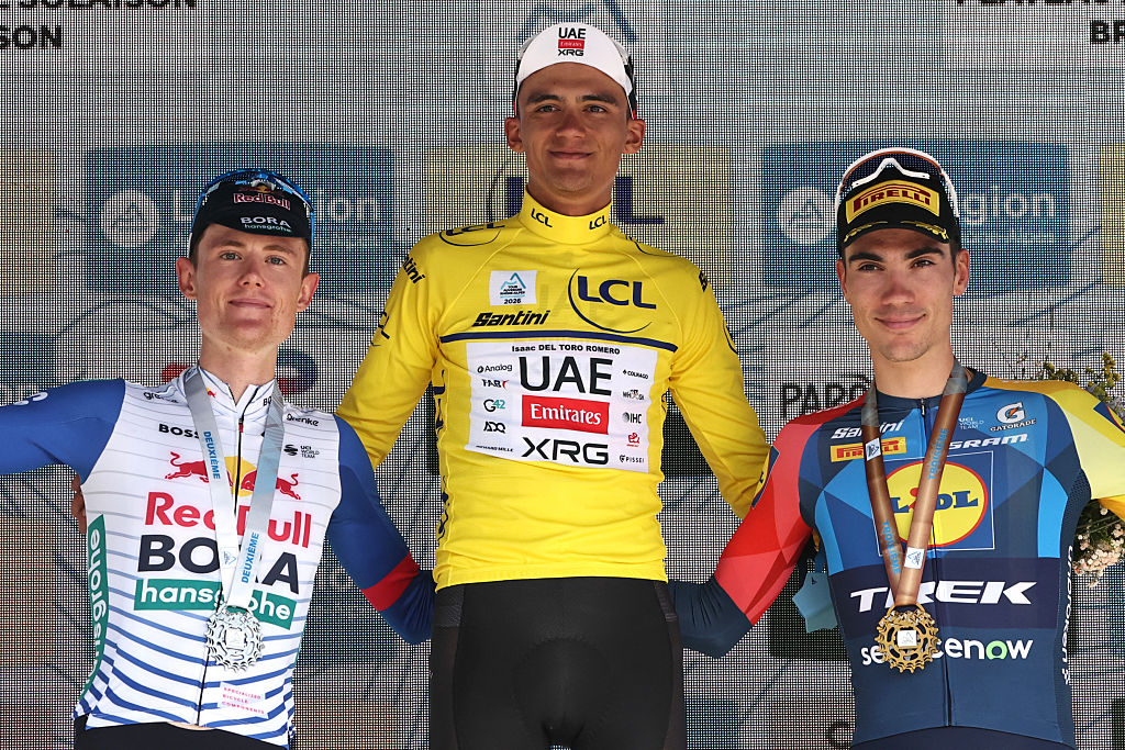 Luke Tuckwell, Isaac del Toro y Juan Ayuso en el podio final del Tour Auvernia-Ródano-Alpes 2026