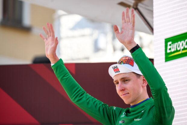 Tadej Pogačar 'sacudido' tras la lesión de su compañera Urska Žigart en un accidente en el Tour de Suiza