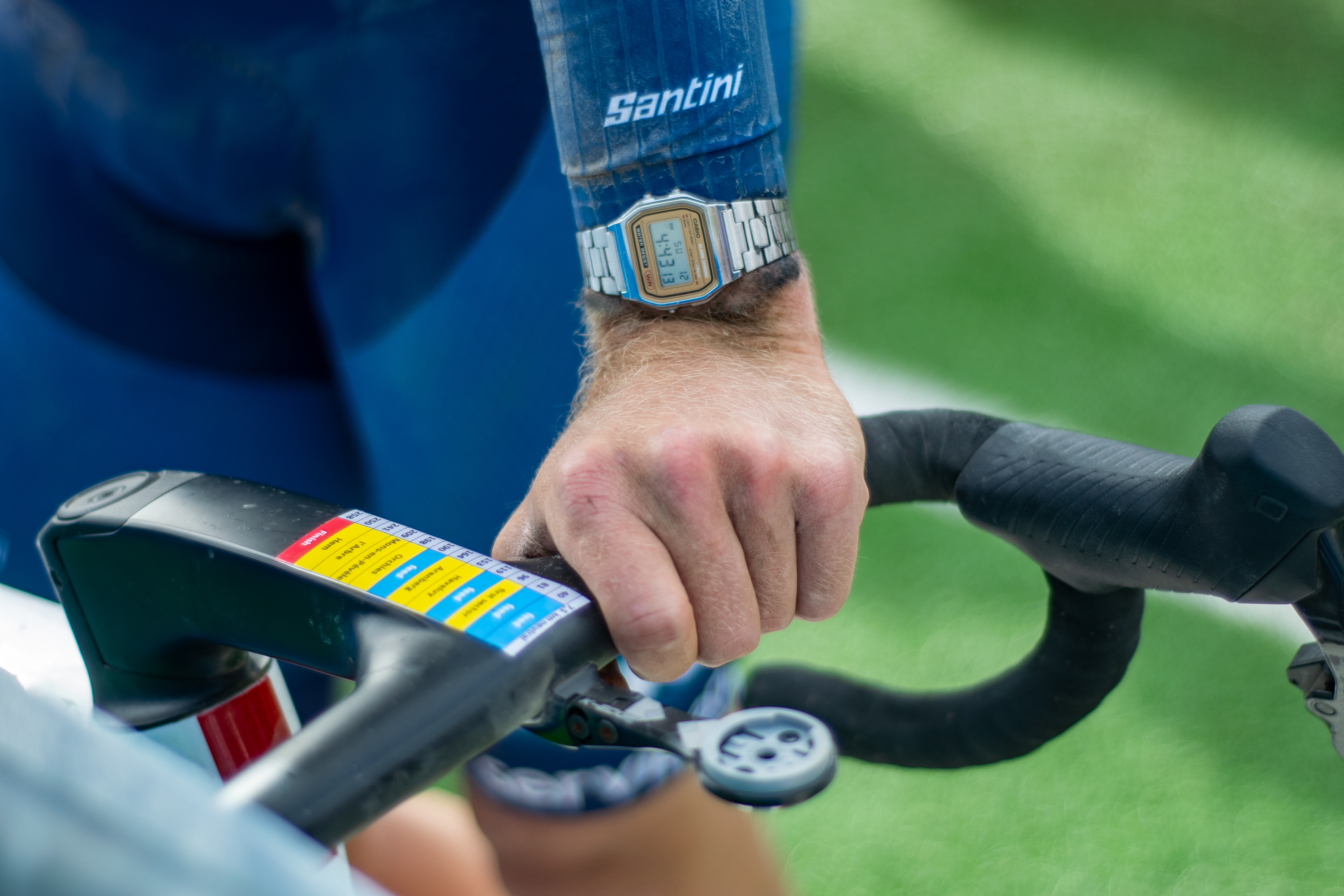 Jakob Söderqvist con un reloj de pulsera Casio al final de la París-Roubaix de 2026
