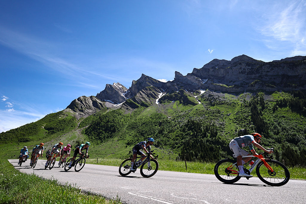 2026 Tour Auvernia-Ródano-Alpes, etapa 8: Kévin Vauquelin lidera la fuga en el descenso del Col du Aravis