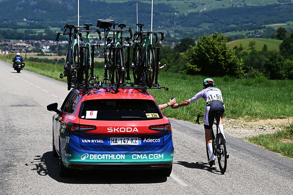 GRAND COLOMBIER, FRANCIA - 13 DE JUNIO: Paul Seixas de Francia y el equipo Decathlon CMA CGM - White Best Young Rider Jersey compite herido después de caer durante el 78.o Tour Auvergne-Rhone-Alpes 2026, etapa 7, una etapa de 133,6 km desde La Bridoire hasta Grand Colombier 1496 m / #UCIWT / el 13 de junio de 2026 en Grand Colombier. Francia. (Foto de Dario Belingheri/Getty Images)