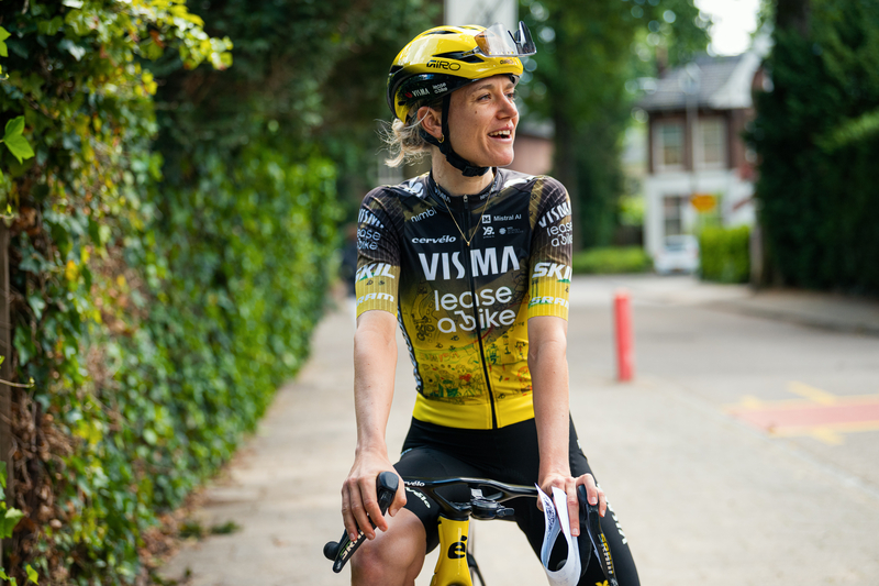Femke de Vries con el kit femenino del Tour de Francia 2026 de Visma-Lease a Bike
