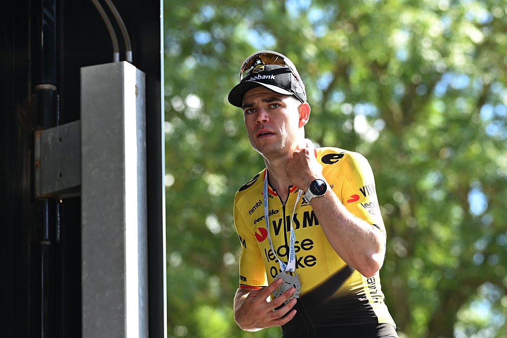 VILLARS-LES-DOMBES, FRANCIA - 11 DE JUNIO: Wout van Aert de Bélgica y Team Visma | Lease a Bike celebra en el podio como ganador de etapa durante el 78.o Tour Auvergne-Rhone-Alpes 2026, Etapa 5, una etapa de 195,8 km desde Saint-Chamond hasta Parc des Oiseaux Villars-les-Dombes / #UCIWT / el 11 de junio de 2026 en Parc des Oiseaux Villars-les-Dombes, Francia. (Foto de Dario Belingheri/Getty Images)