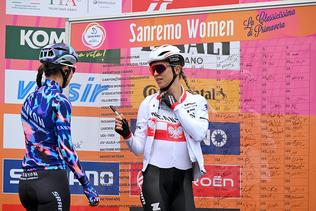 GÉNOVA, ITALIA - 21 DE MARZO: Kasia Niewiadoma de Polonia y el equipo CANYON//SRAM zondacrypto antes de la octava Milano-Sanremo Donne 2026, Women's Elite, una carrera de un día de 156 km desde Génova a Sanremo / #UCIWWT / el 21 de marzo de 2026 en Génova, Italia. (Foto de Tim de Waele/Getty Images)
