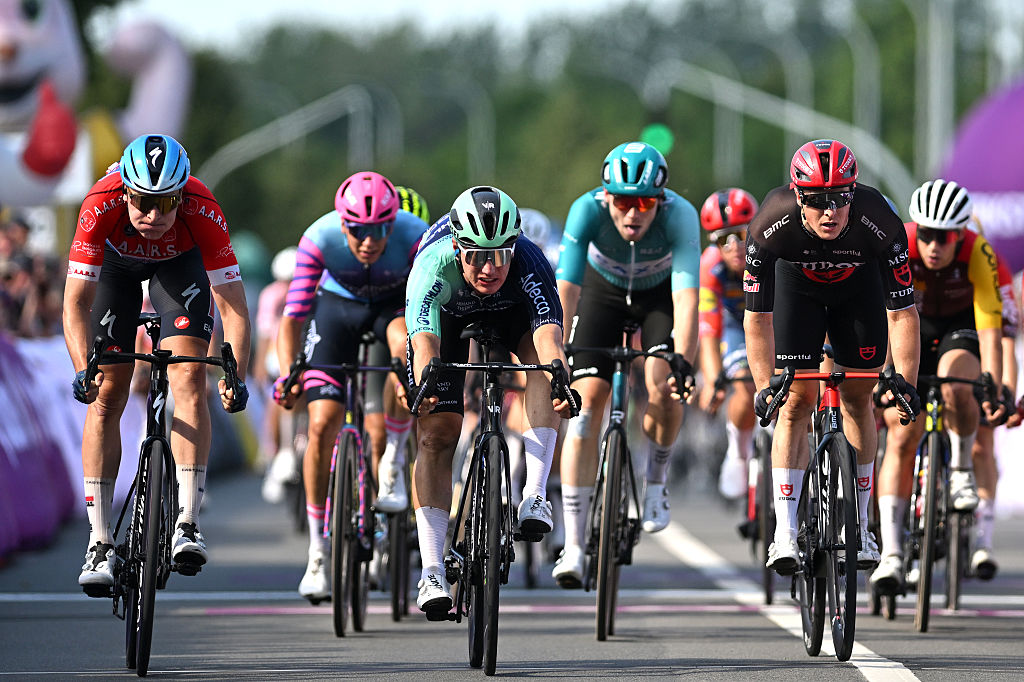 AARSCHOT, BÉLGICA - 20 DE JUNIO: (LR) Tim Merlier de Bélgica y el equipo Soudal Quick-Step - Red Points Jersey, el ganador de la etapa Olav Kooij de los Países Bajos y el equipo Decathlon CMA CGM y Petr Kelemen de la República Checa y el equipo Tudor Pro Cycling sprint en la línea de meta durante el 95º Baloise Belgium Tour 2026, etapa 4, una etapa de 183,4 km desde Begijnendijk-Betekom a Aarschot el 20 de junio de 2026 en Aarschot, Bélgica. (Foto de Luc Claessen/Getty Images)