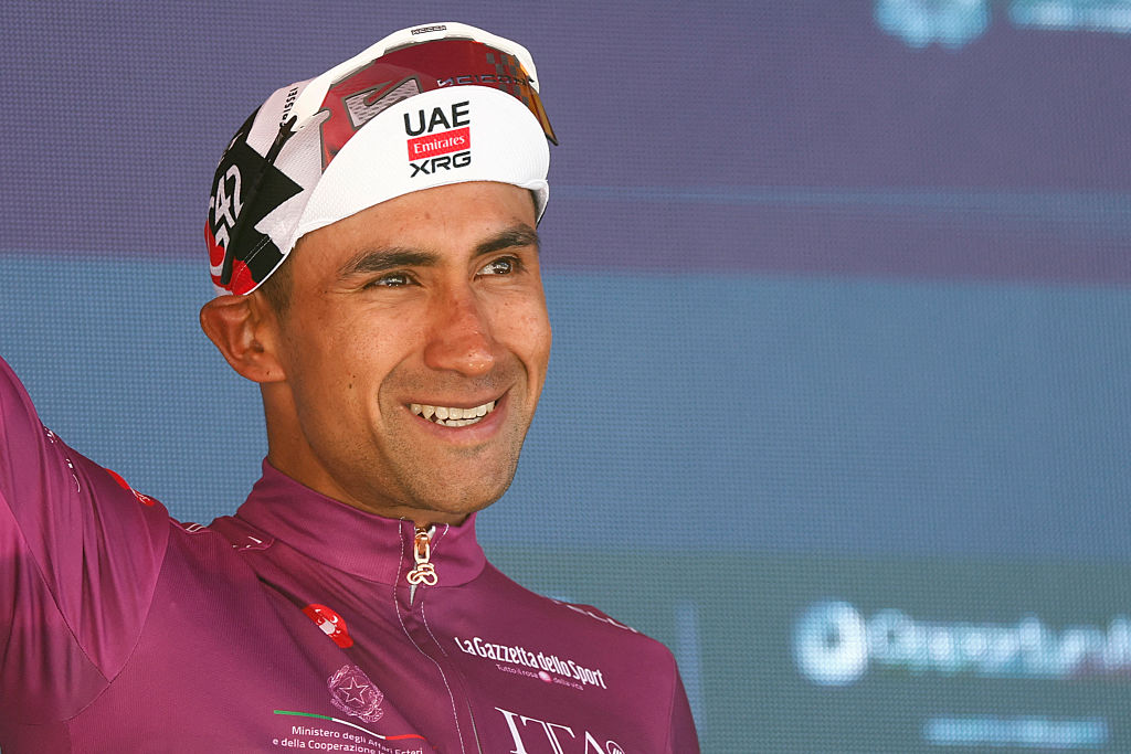 UAE Team Emirates - El ciclista ecuatoriano XRG Jhonatan Narvaez posa con el maillot de ciclamen del mejor velocista en el podio de la 14ª etapa del Giro d'Italia 2026 - Carrera ciclista del Tour de Italia entre Aosta y Pila (Gressan), Italia, el 23 de mayo de 2026. (Foto de Luca Bettini / AFP)