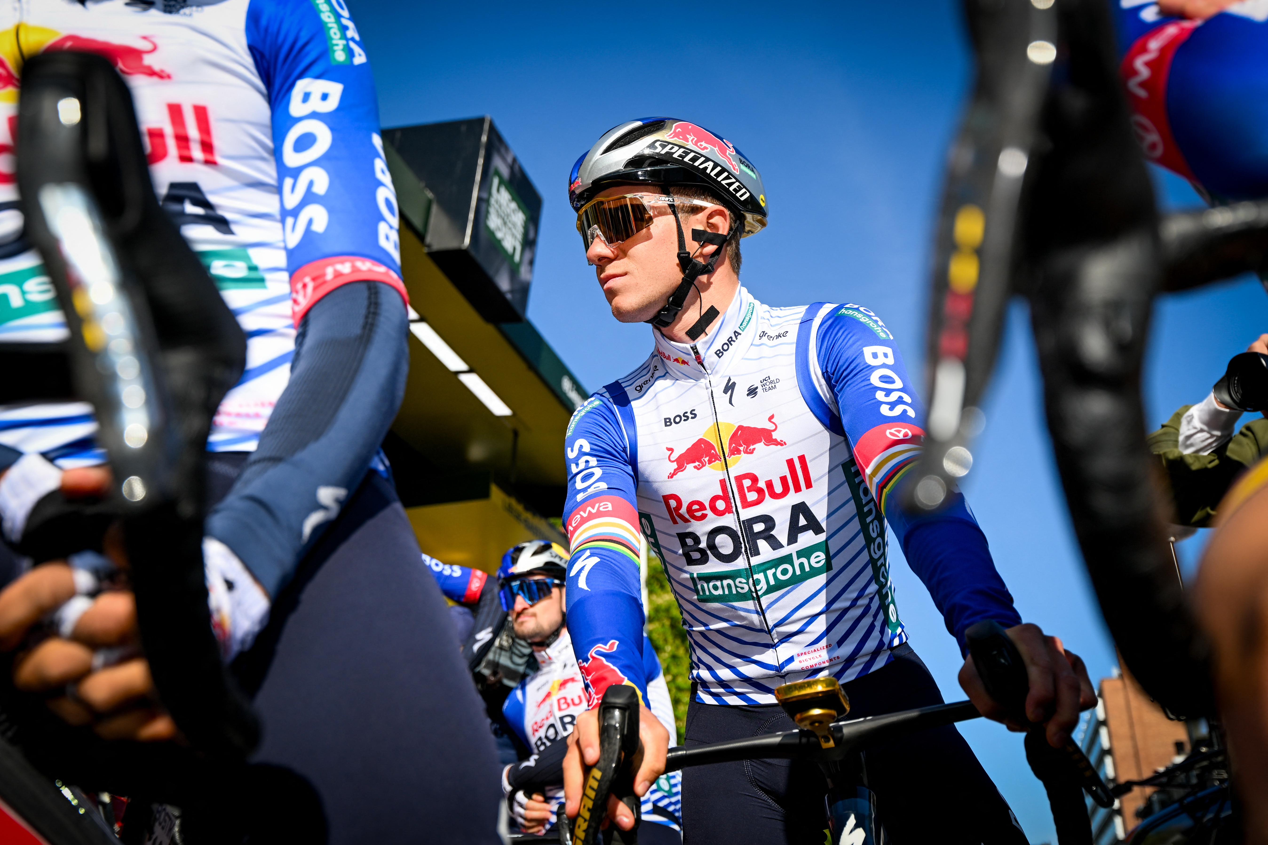 El ciclista belga de Red Bull-BORA-hansgrohe, Remco Evenepoel, espera el inicio de la carrera de élite masculina de la carrera ciclista de un día del Liege-Bastogne-Liege UCI World Tour, a 259,5 km de Lieja, de Bastogne a Lieja, el 26 de abril de 2026. (Foto de MAARTEN STRAETEMANS / Belga / AFP a través de Getty Images) / Bélgica FUERA