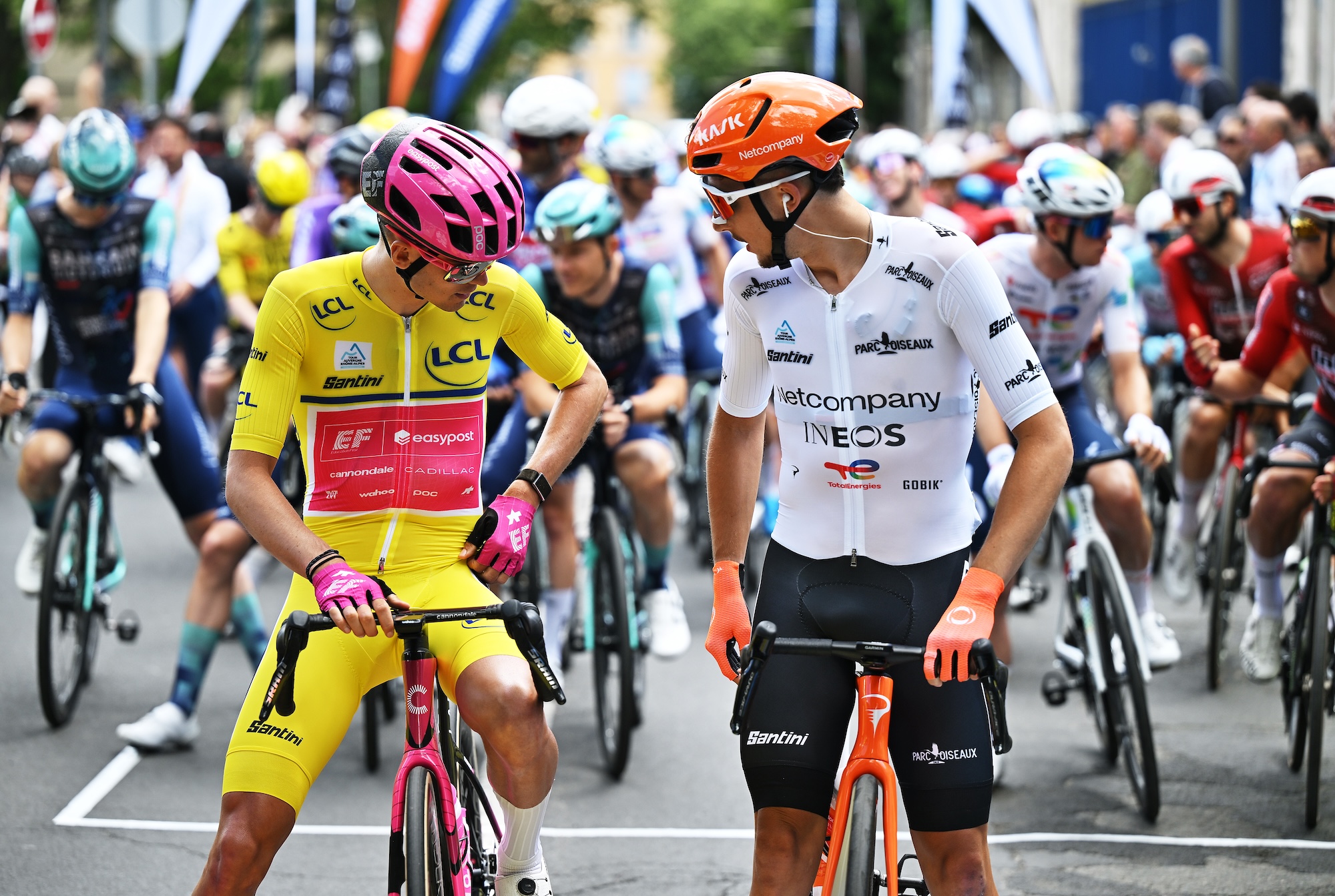 Baudin de amarillo y Vauquelin de camiseta blanca hablan en la línea de salida