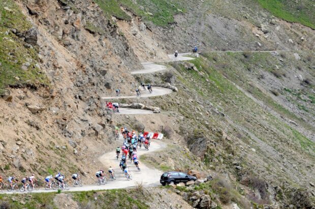 Las tormentas provocan deslizamientos de tierra en la controvertida ruta de la etapa del Tour de Francia hacia Col de Sarenne, cerca de Alpe d'Huez