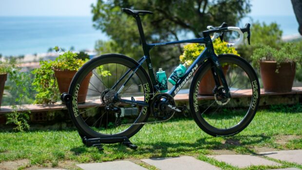 De cerca y en persona con el Bianchi Specialissima RC personalizado de Matej Mohorič para el Tour de Francia