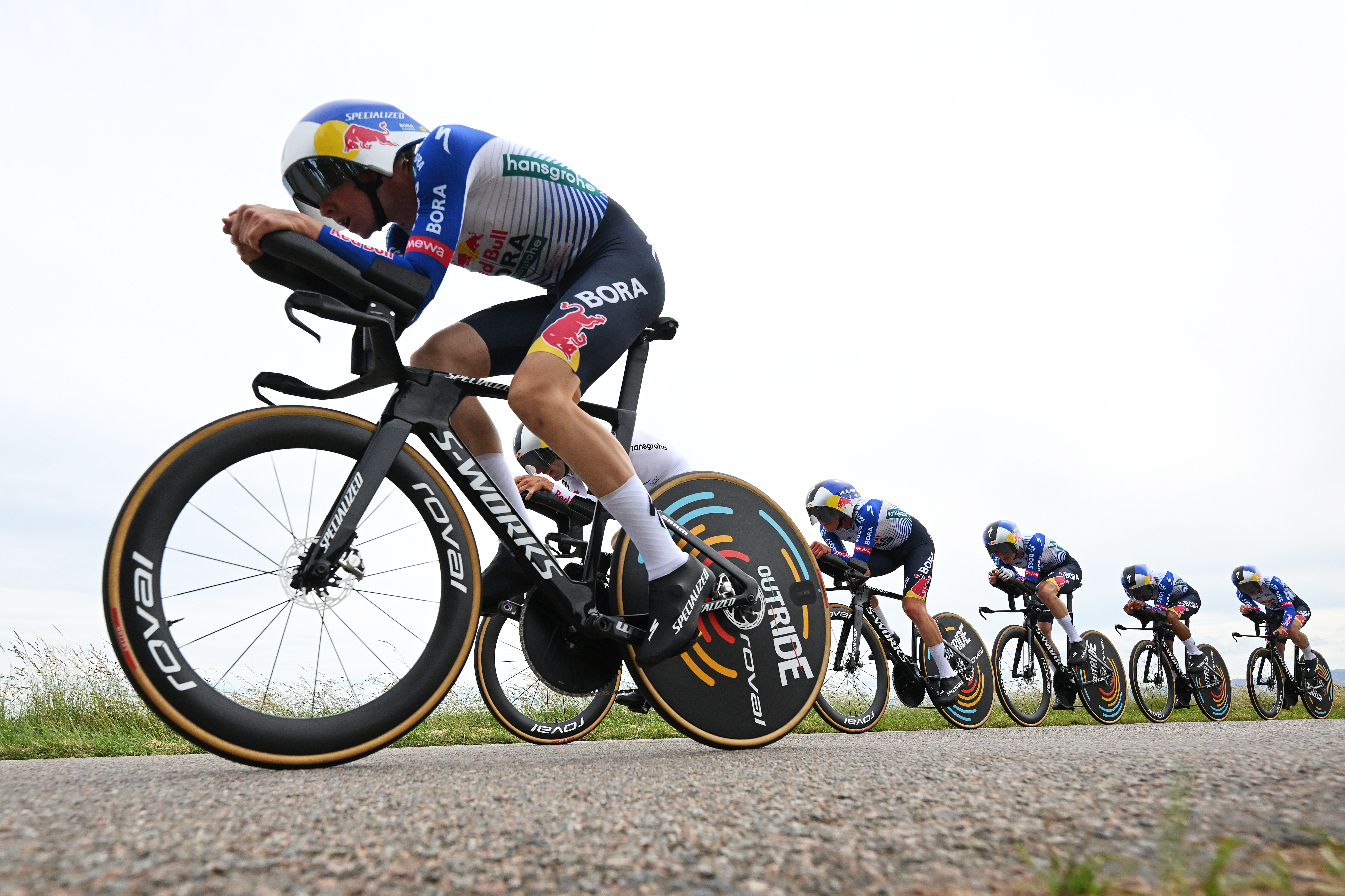 PERREUX, FRANCIA - 9 DE JUNIO: Callum Thornley de Gran Bretaña y el equipo Red Bull - BORA - hansgrohe compite durante el 78.º Tour Auvergne-Rhone-Alpes 2026, Etapa 3, una etapa contrarreloj por equipos de 28,4 km de Perreux a Perreux / #UCIWT / el 9 de junio de 2026 en Perreux, Francia. (Foto de Dario Belingheri/Getty Images)