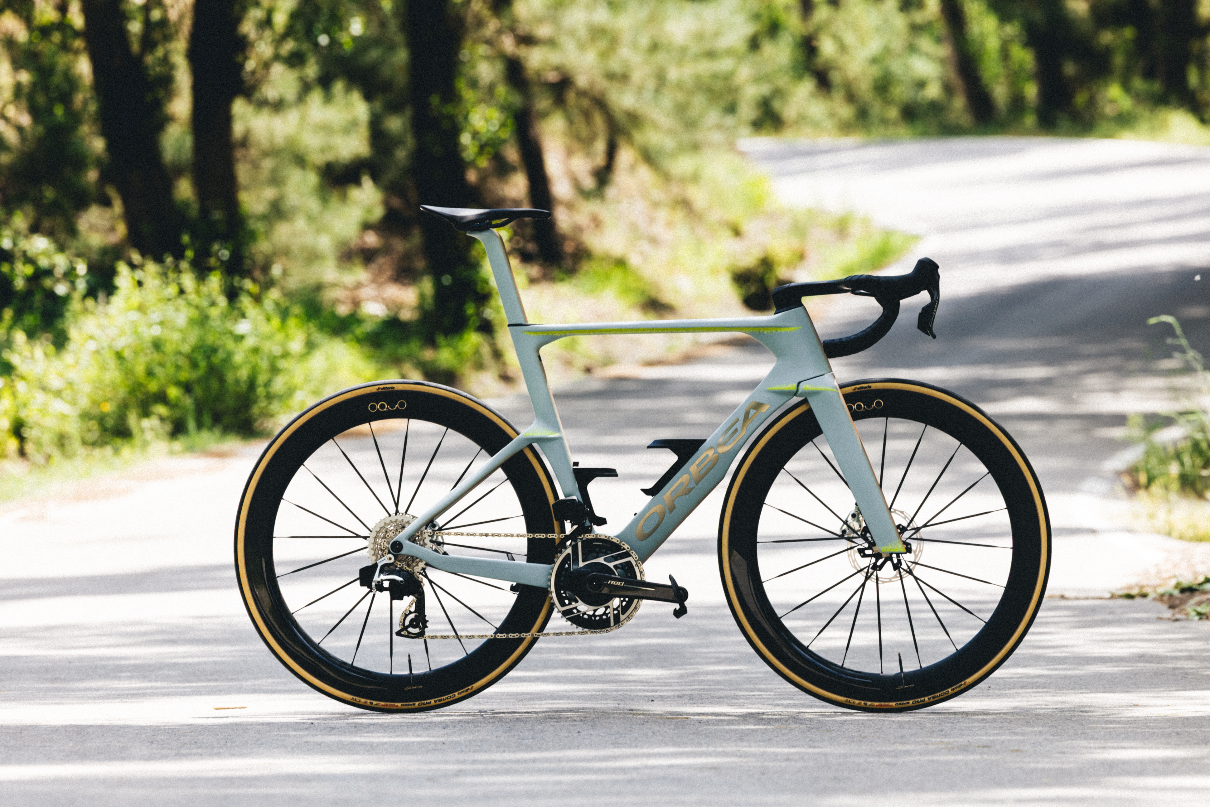 Una bicicleta aerodinámica de color verde pálido.