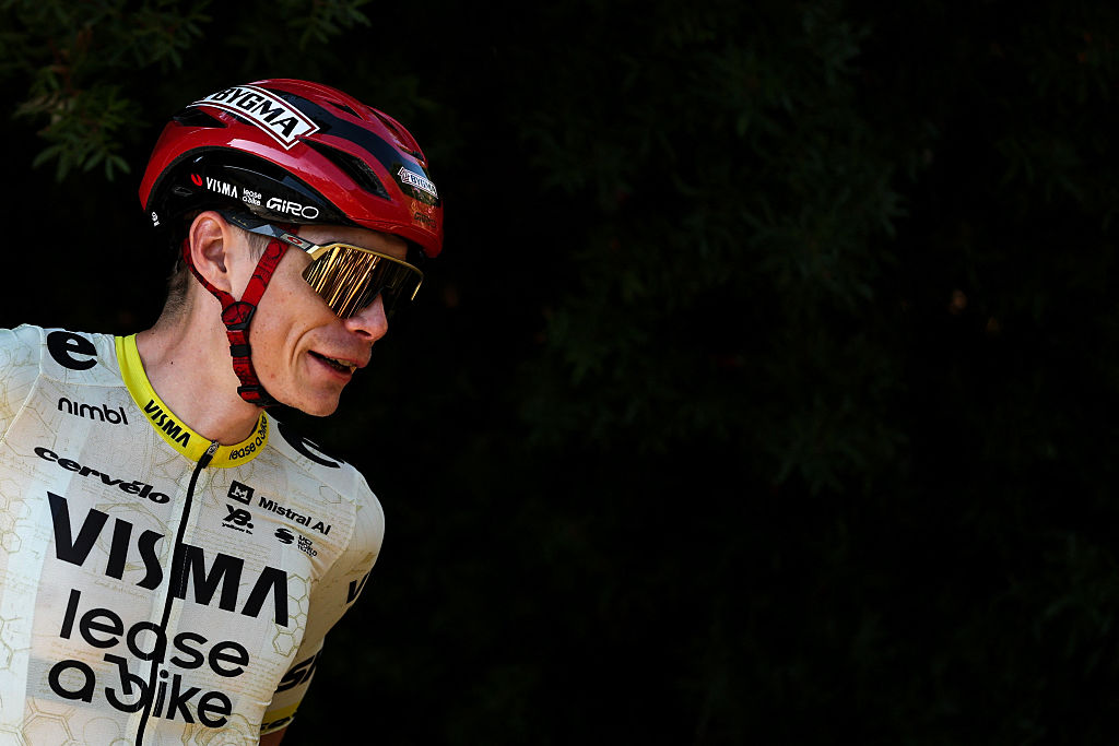 Jonas Vingegaard con la 'camiseta del día de descanso' de color claro 
