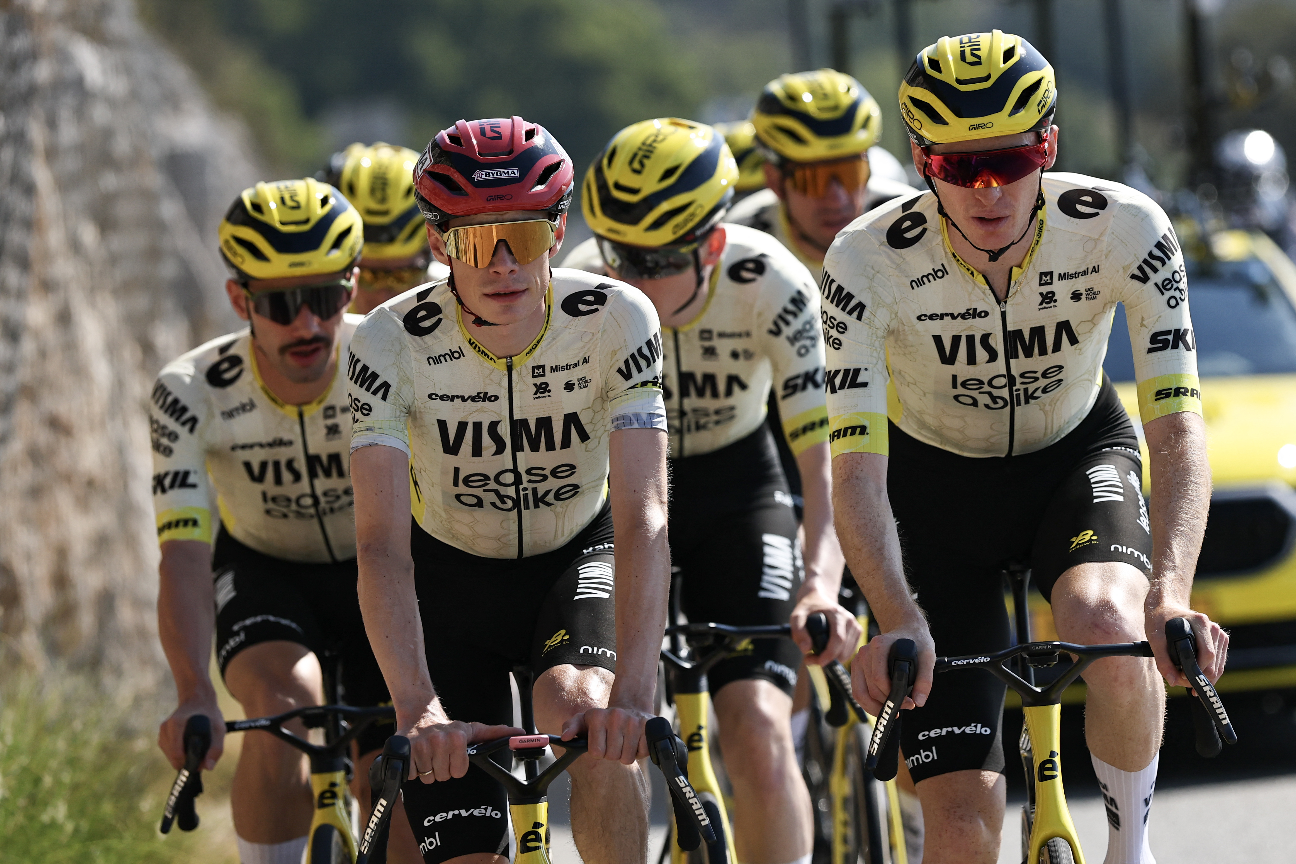 Equipo Visma | Alquilar una bicicleta: Victor Campenaerts (izq.), Jonas Vingegaard (segundo izq.) y Matteo Jorgenson (dcha.) entrenan dos días antes del inicio de la 113ª edición del Tour de Francia