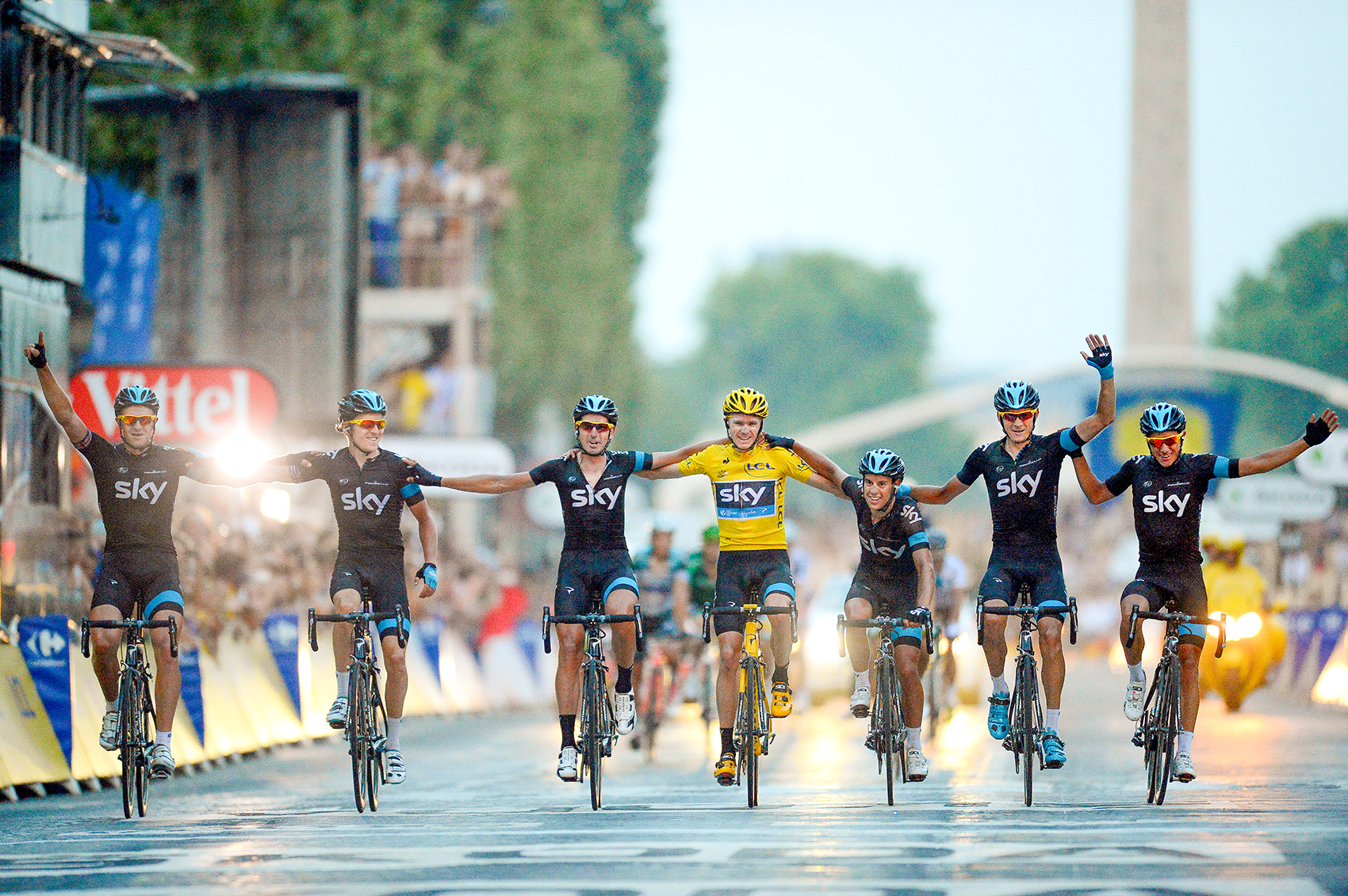 Ciclismo : 100º Tour de Francia 2013 / Etapa 21 Christopher Froome (GBr) Maillot amarillo / Team Sky (GBr)/ Peter Kennaugh (GBr)/ Vasil Kiryienka (Blr)/ David López García (Spa)/ Richie Porte (Aus)/ Kanstantsin Siutsou (Blr)/ Ian Stannard (GBr)/ Geraint Thomas (GBr)/ Celebration Joie Vreugde / Versalles - París Campos Elíseos (133,5 km)/ Ronde van Frankrijk TDF / Rite Etape /(c)Tim De Waele (Foto de Tim de Waele/Corbis vía Getty Images)
