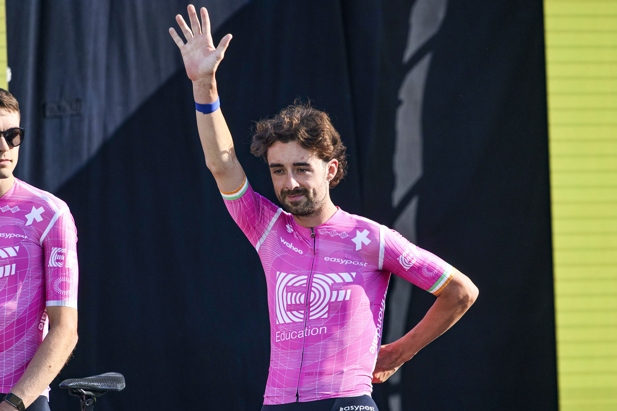 El ciclista de EF Education-EasyPost, Ben Healy, saluda a la multitud durante la presentación del equipo del Tour de Francia 2026 frente a la iglesia de la Sagrada Familia en Barcelona.