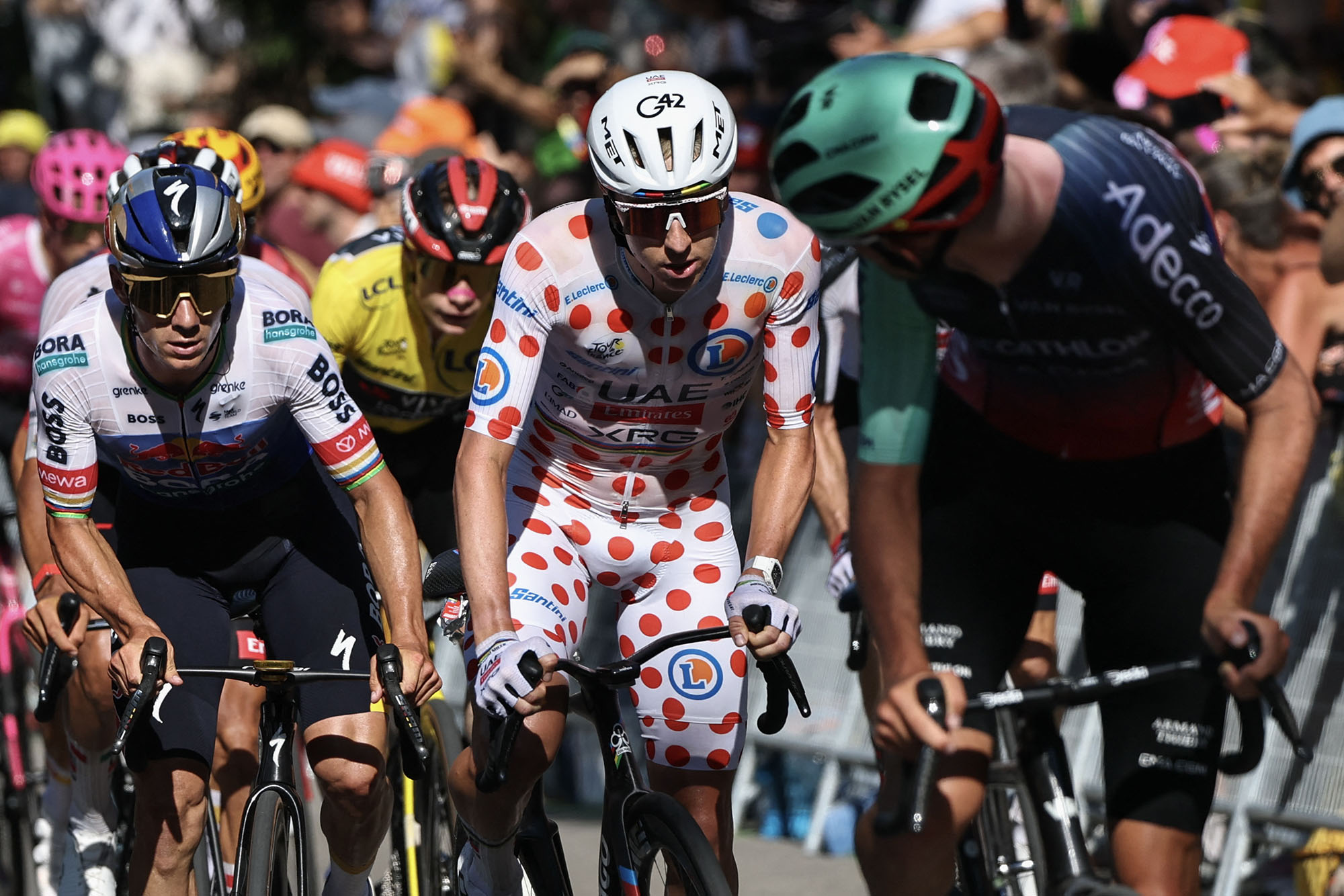 Remco Evenepoel, Jonas Vingegaard y Pogacar en el pelotón
